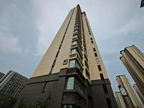 山东省青岛市胶州市经济技术开发区湘江路2号荣盛·锦绣外滩（观海阁）44号楼1单元2002