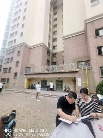 位于青岛市开发区珠江路106号25栋1单元2701房地产（附带两个车位）